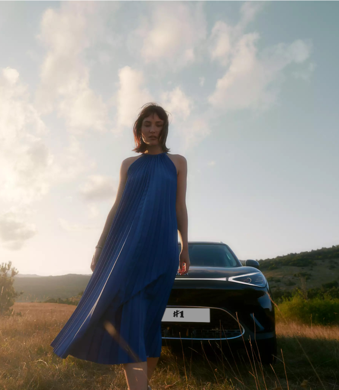 אישה ברקע רכב סמארט