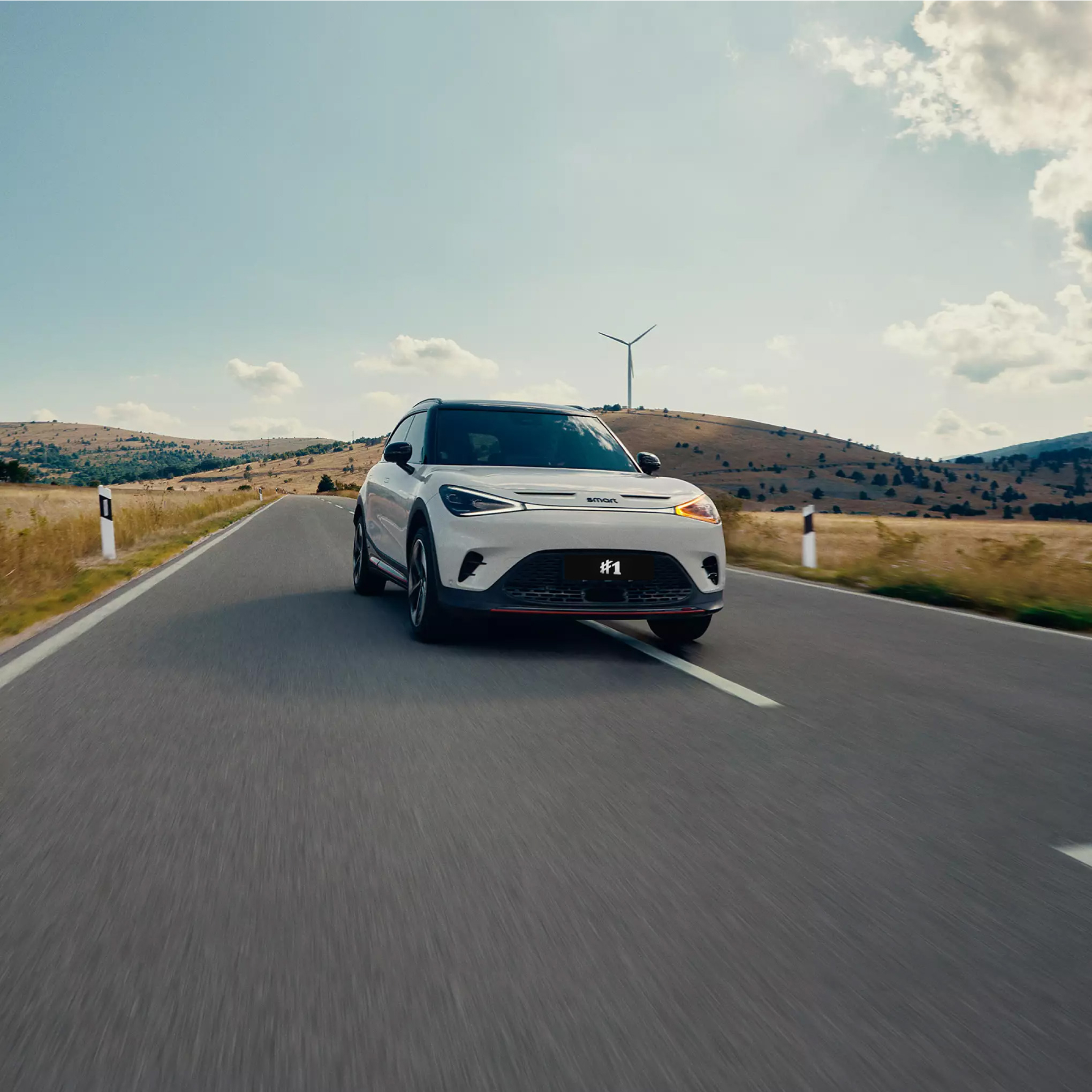 רכב סמארט חשמלי בזמן נסיעה בכביש